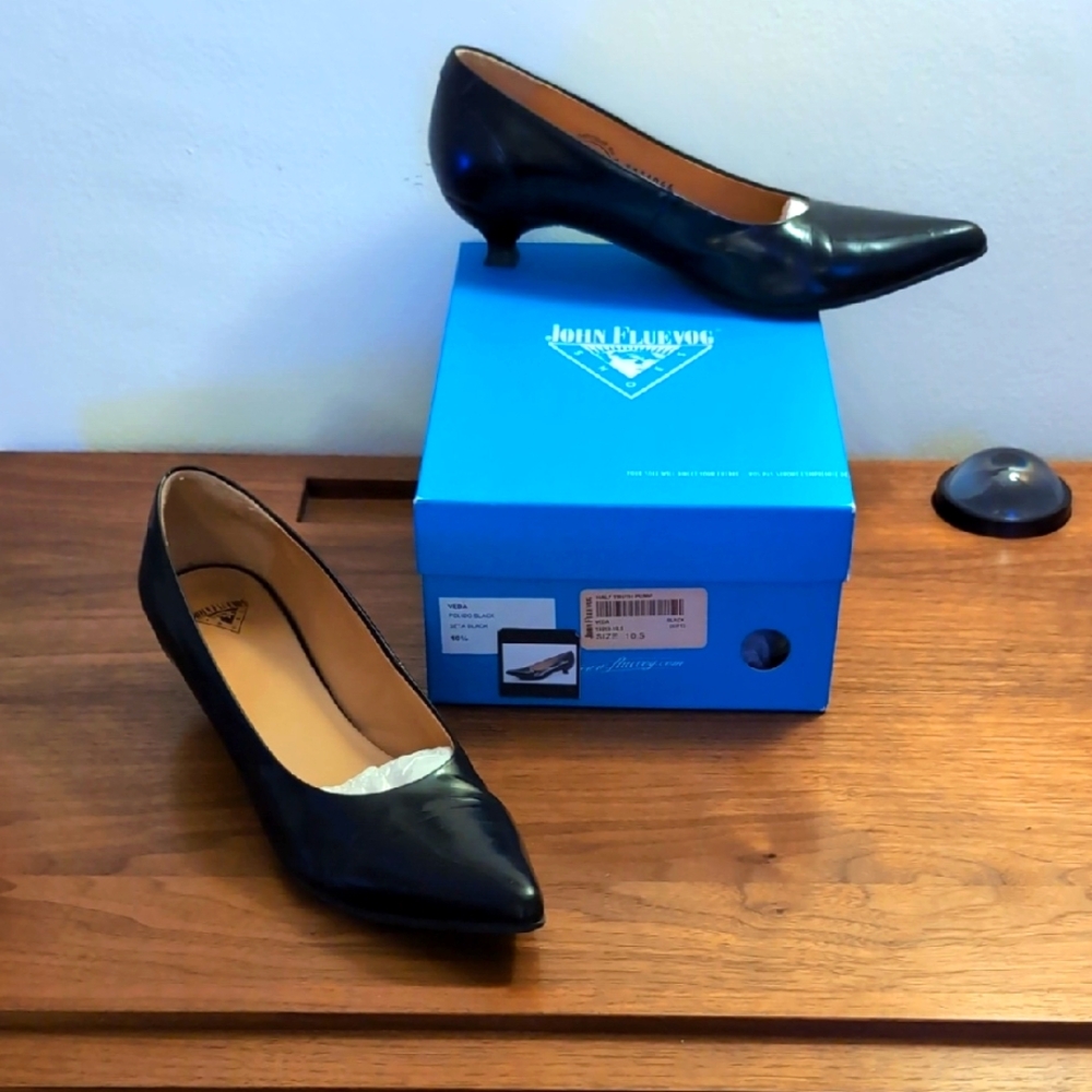 John Fluevog Black Heels with Classic Design and Pointed Toe